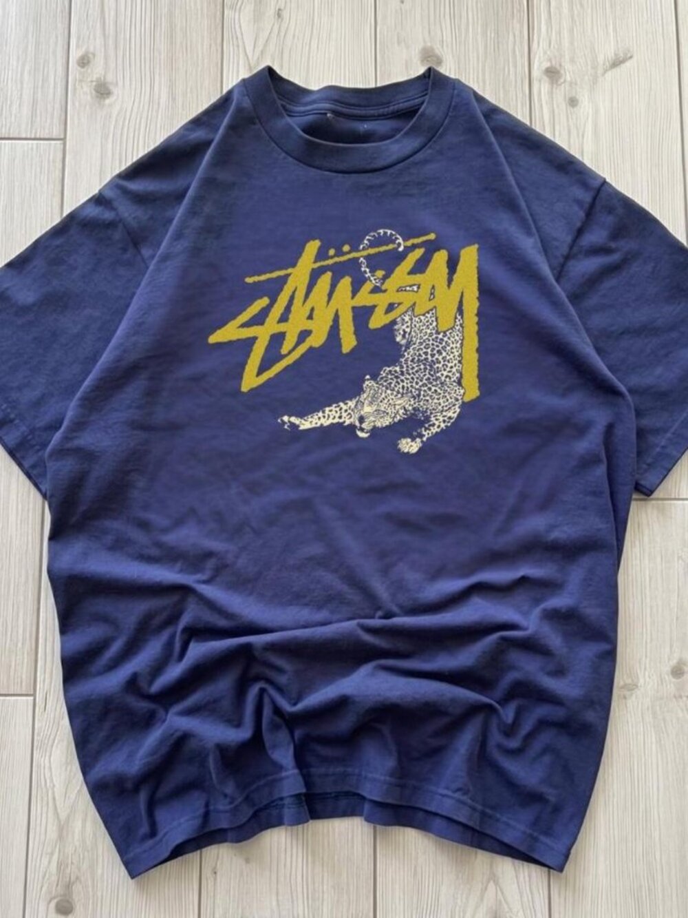 Gildan Men's Navy and Blue T-shirt